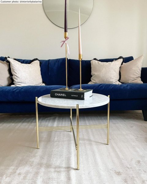 combinar sofa azul con cojines